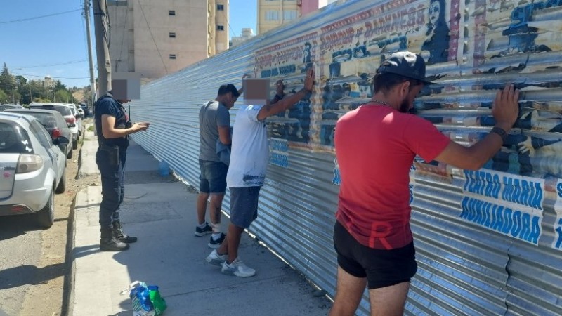 La empleada de la tienda los vio robando, la policía los persiguió pero ¿dónde quedó "el botín"?