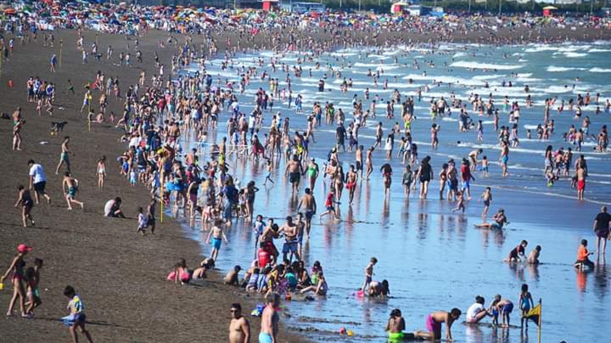 Un guardavidas intervino en una brutal pelea para separar a jóvenes "eran 3 contra 1"