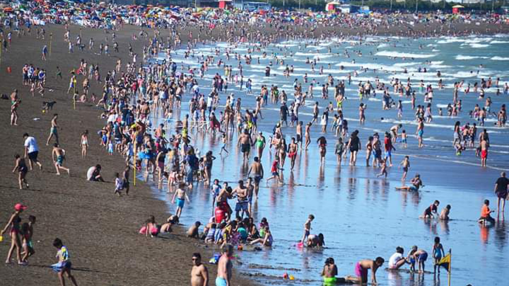 Un guardavidas intervino en una brutal pelea para separar a jóvenes "eran 3 contra 1"