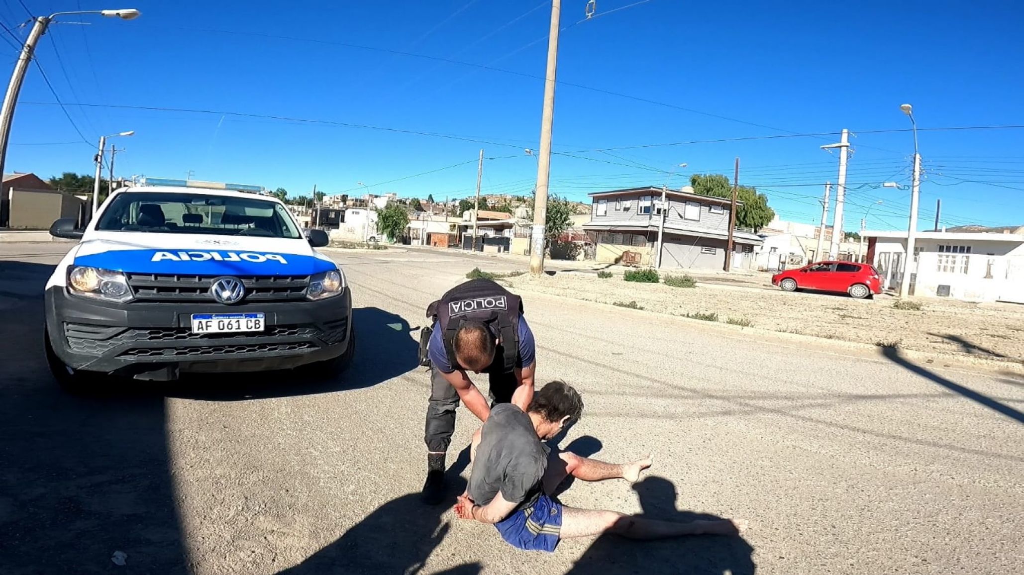 ¡Furia en Comodoro! Quedó detenido tras defender a mujer en pelea de pareja y lesionar el tabique a un policía