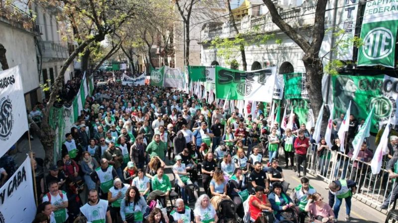 Sindicatos estatales aceptaron el incremento salarial del 16% pero igual irán a paro el miércoles