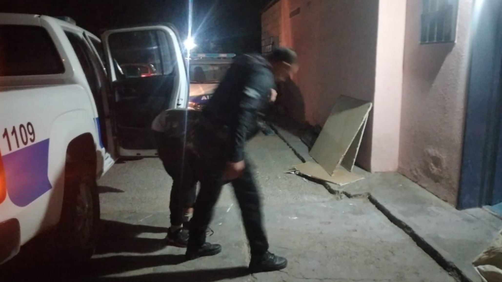 Indignante: lo retuvieron los vecinos cuando le pegaba a su pareja y a su bebé