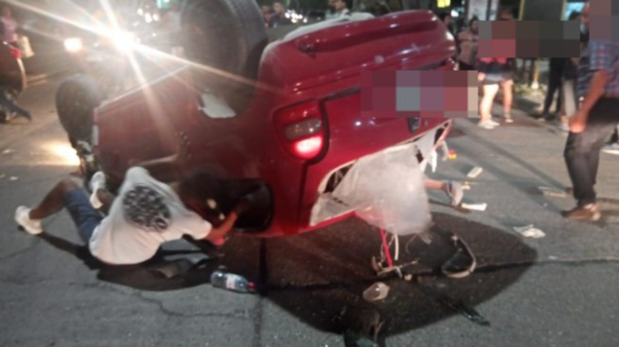 Un joven tenía 2.50 g/l de alcohol en sangre y terminó chocando un auto estacionado