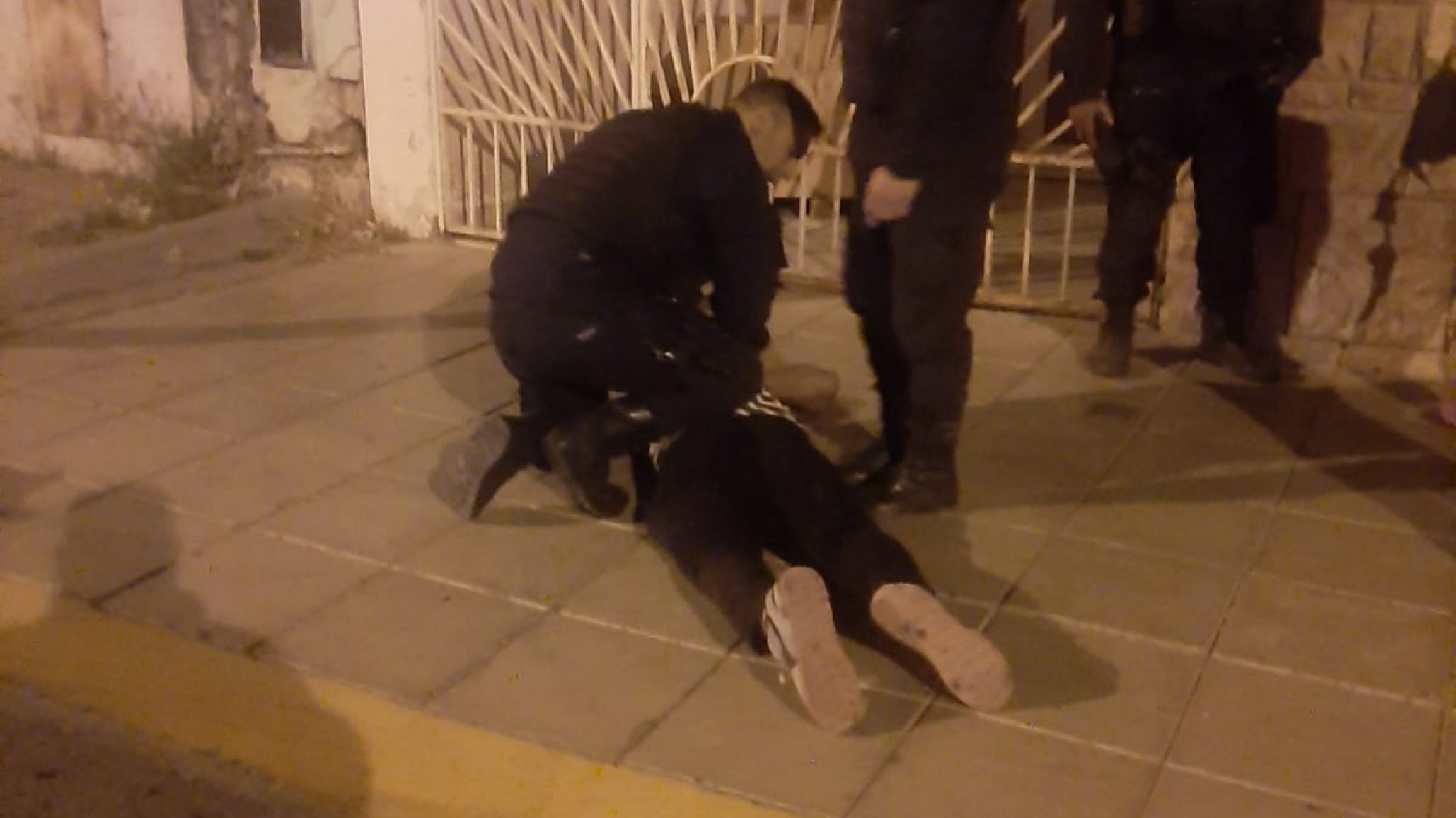 Un hombre ebrio fue echado del boliche y arrojó escombros a la policía