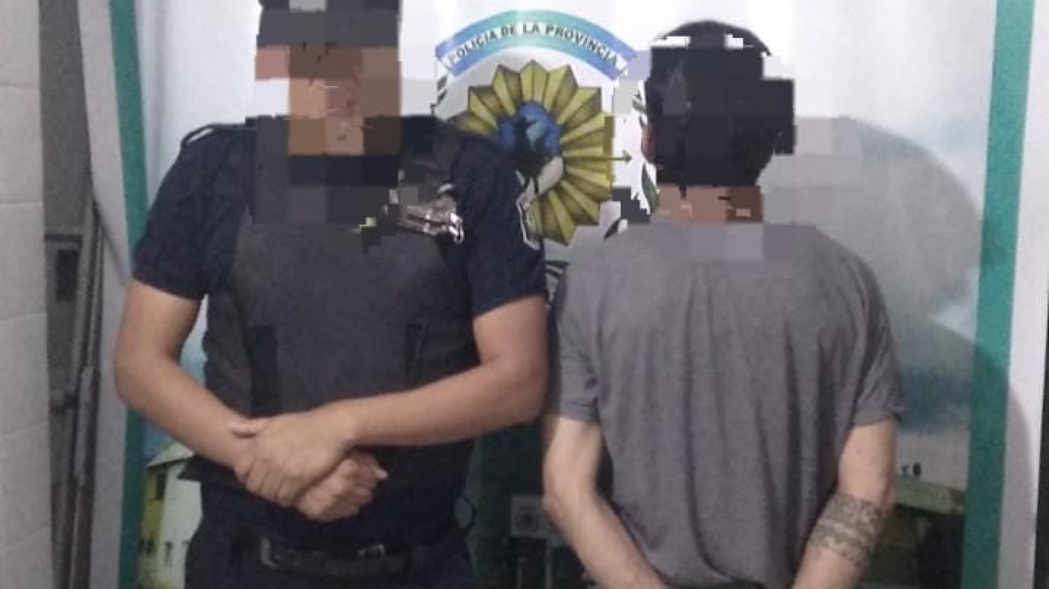 ¡Ladrones y borrachos! Intentaron robar fernet y vino de un supermercado