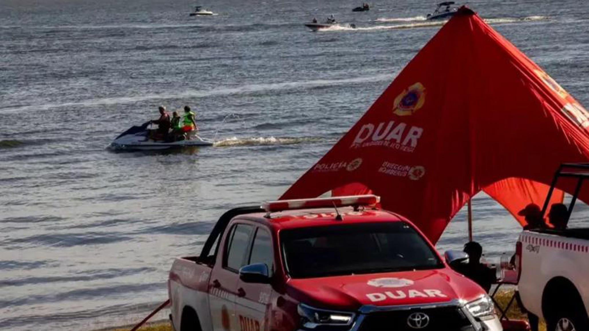 Buscan a un hombre que cayó de una moto de agua "sin chaleco y sin saber nadar"