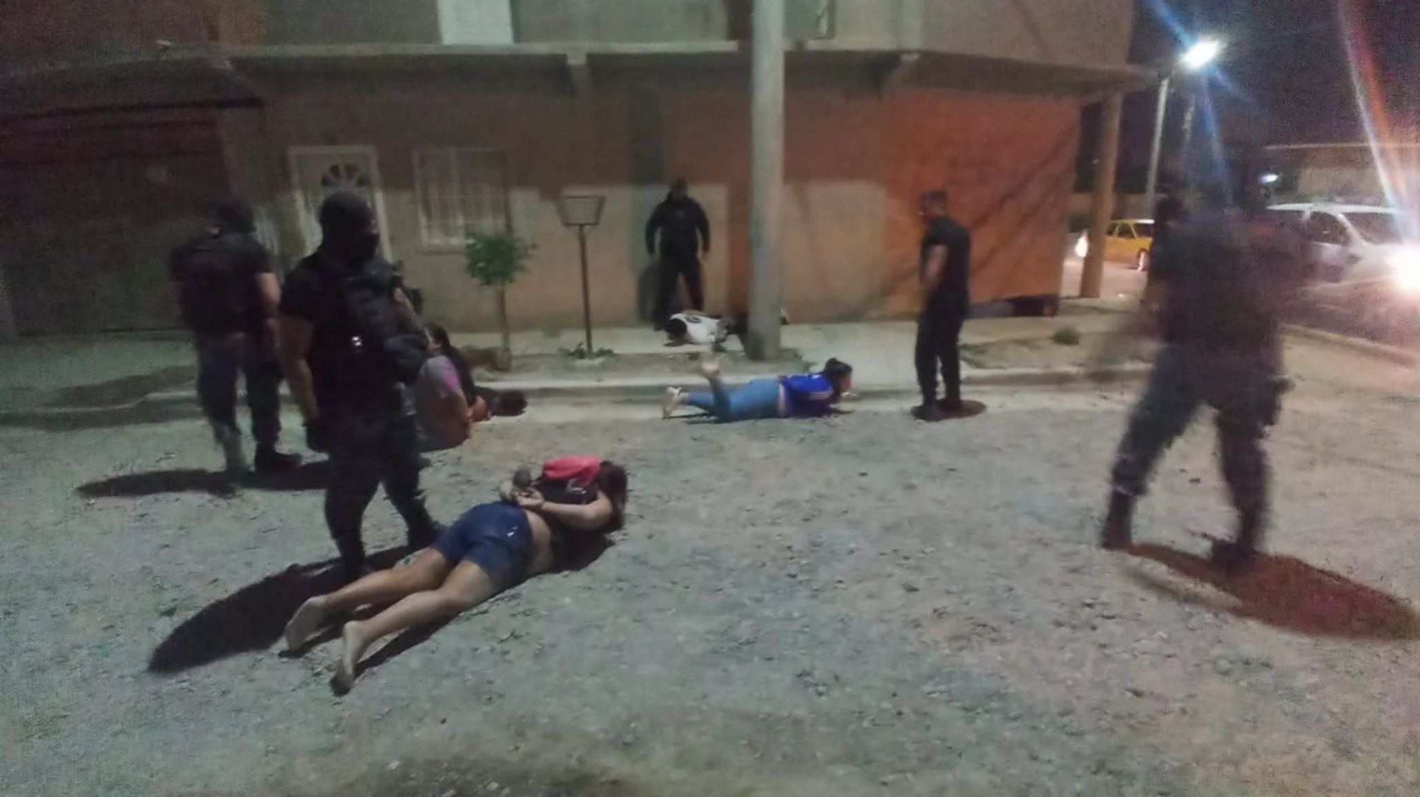 Violento ataque en Madryn: golpearon entre 6 personas a una mujer y la dejaron herida en la calle
