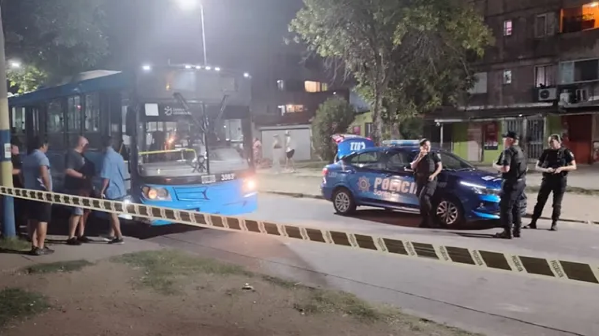 Balearon un colectivo y dejaron una nota con amenazas a Maximiliano Pullaro