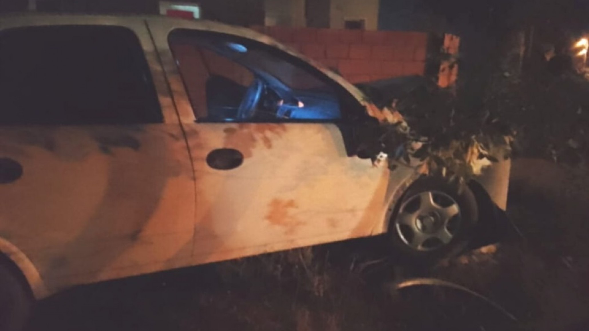 Violento choque y agresión a policía: Conductor ebrio generó un caos "cortó la luz"