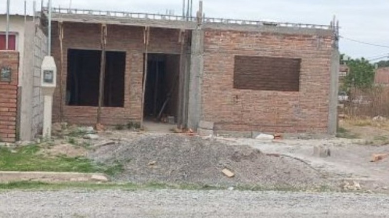 Estafa: Una mujer descubrió que el albañil reemplazó cemento por cal para construir su casa