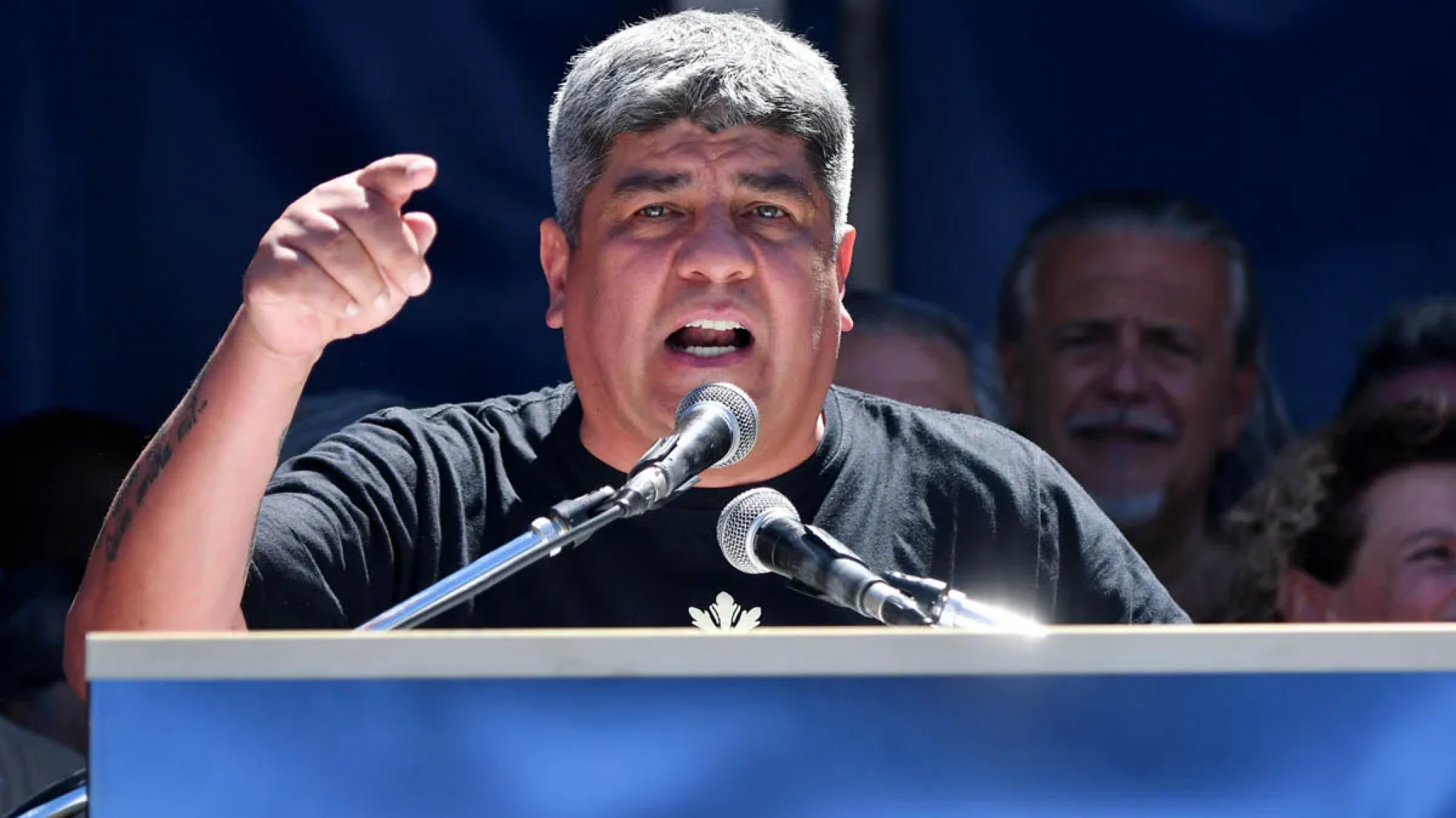 Pablo Moyano fue denunciado por decir que a Caputo "lo iban a tirar al riachuelo"