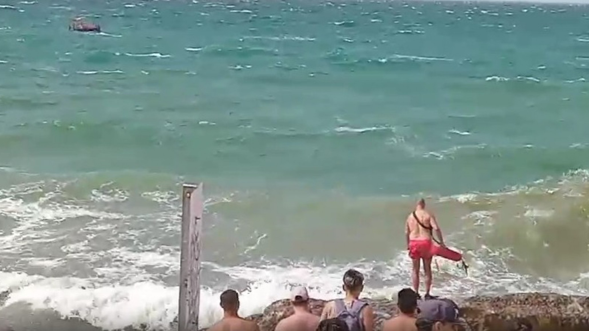 Tras el heroico rescate a una mujer, un guardavidas hizo un especial pedido