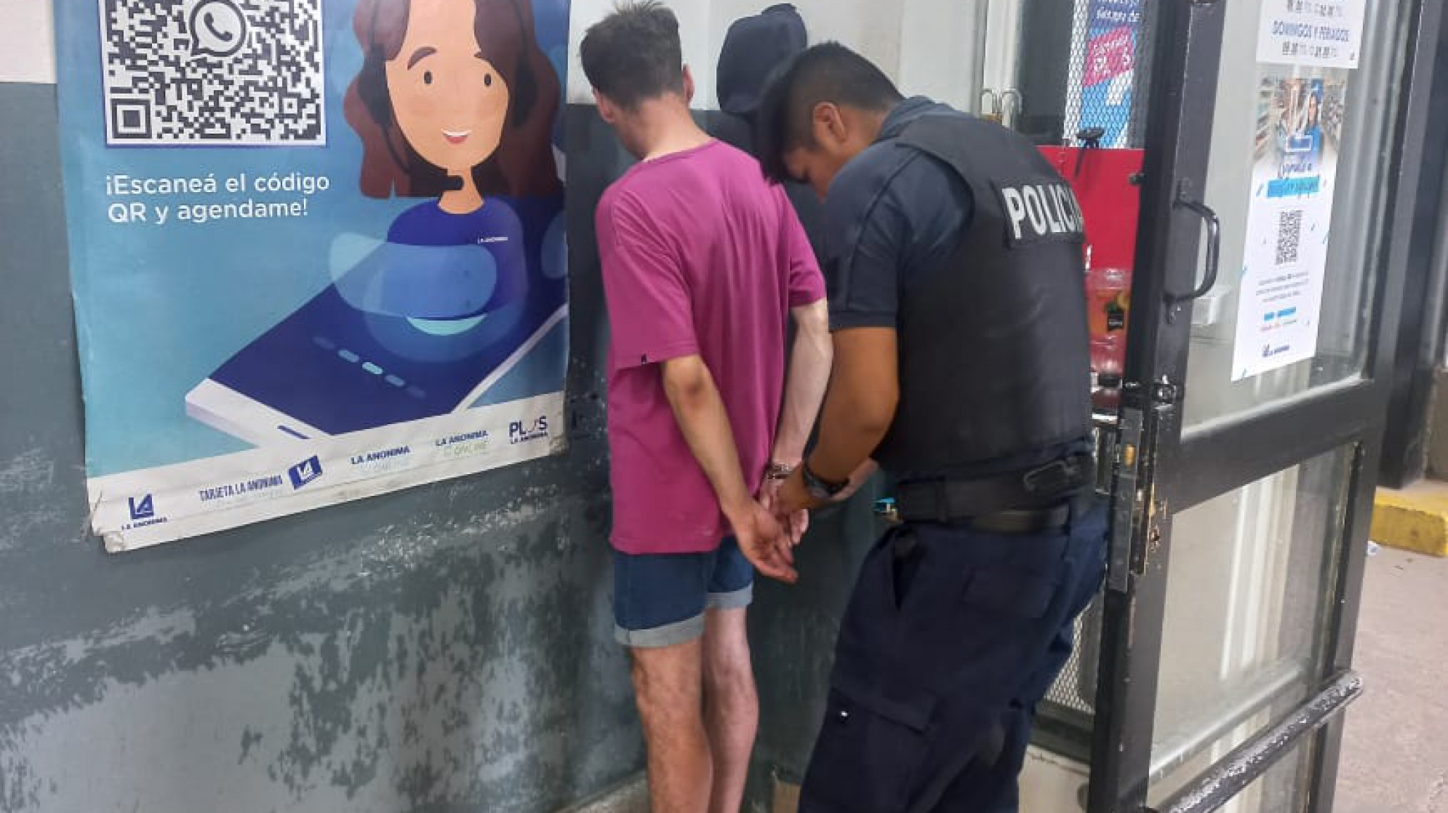 Se intentó llevar una "picadita" del supermercado y fue atrapado