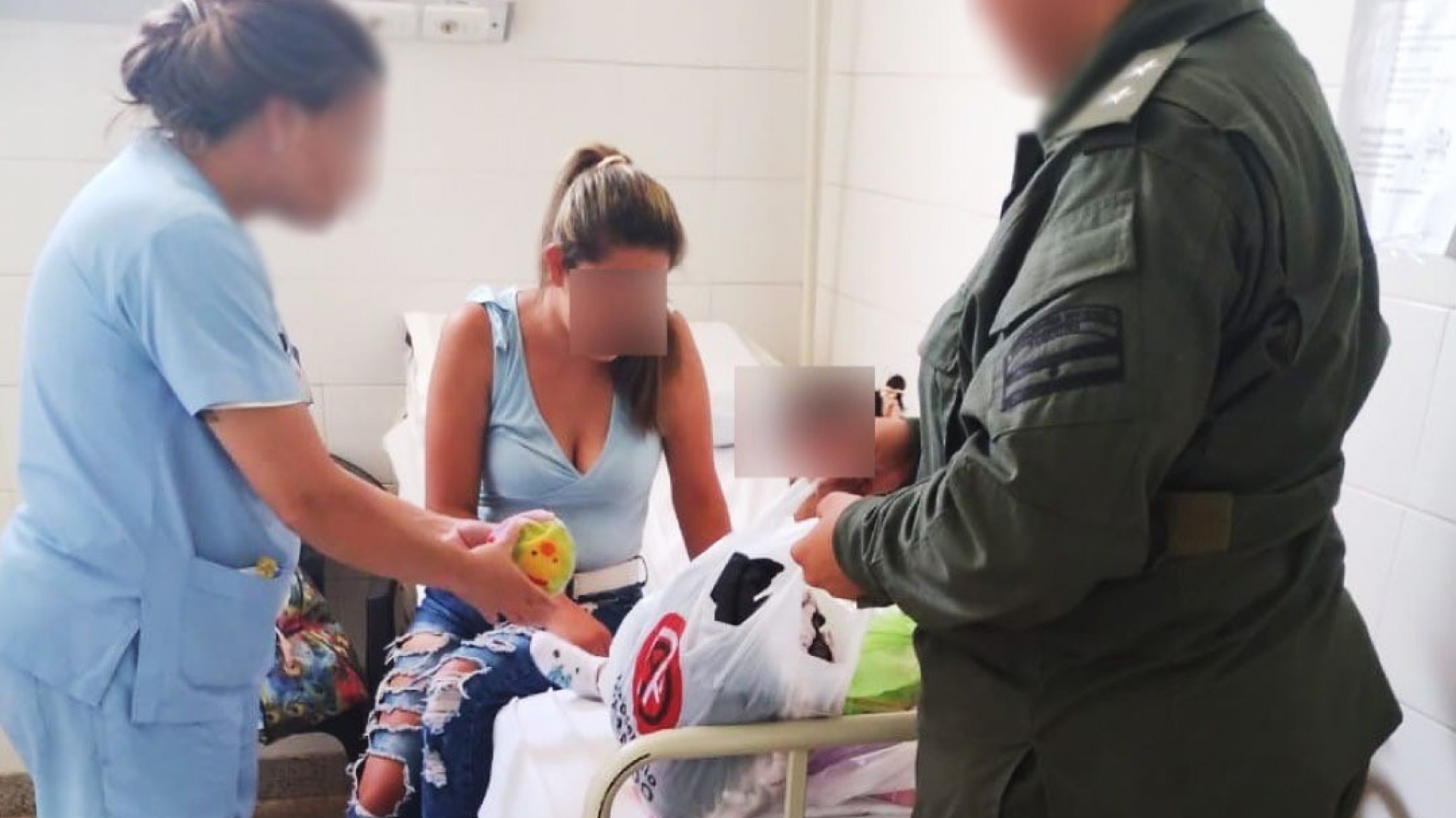 Personal de Gendarmería Nacional le salvó la vida a una niña que convulsionaba en un colectivo de larga distancia