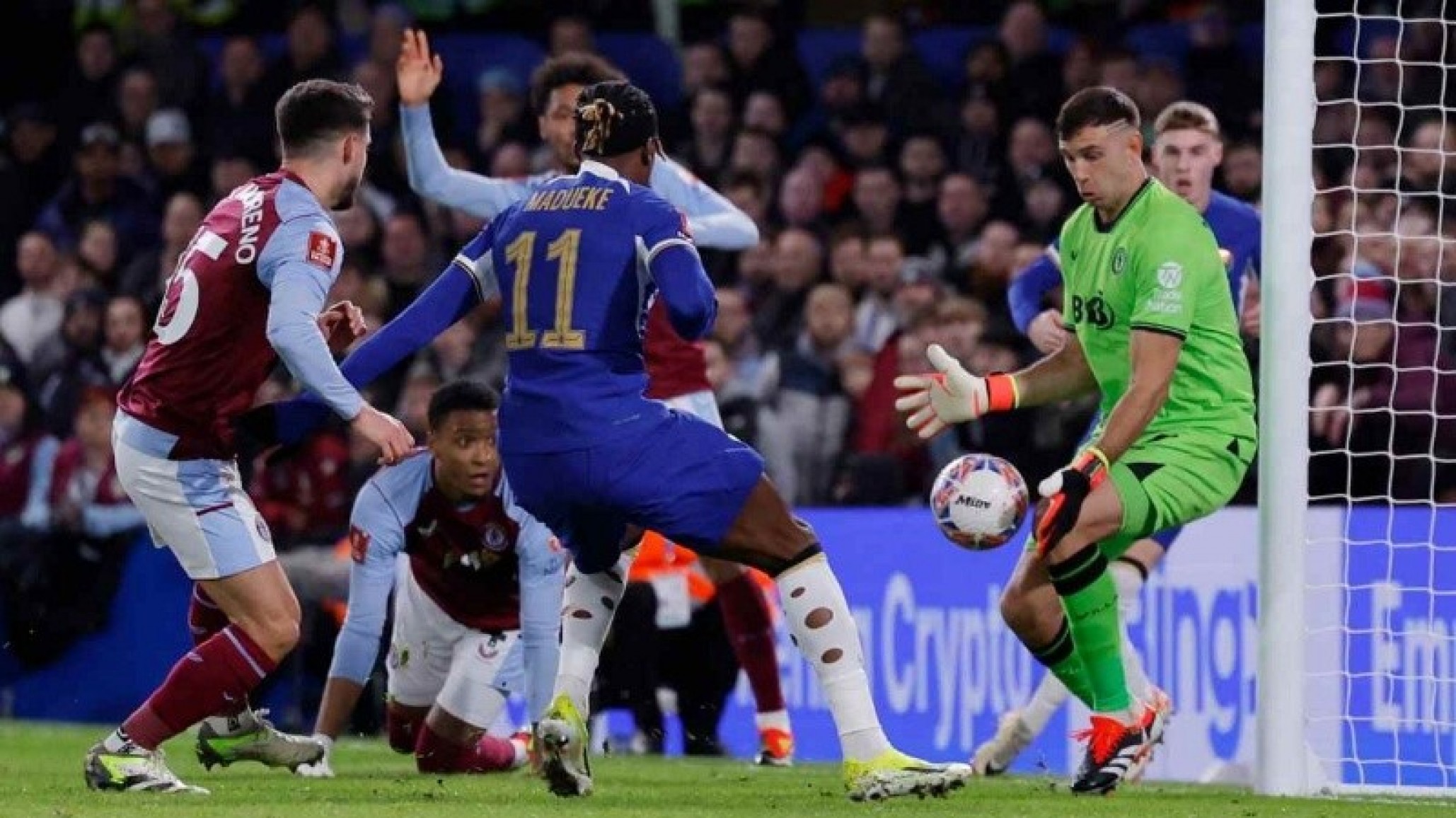 El Dibu Martínez en la FA Cup con ¡actuación estelar en el empate entre Aston Villa y Chelsea!