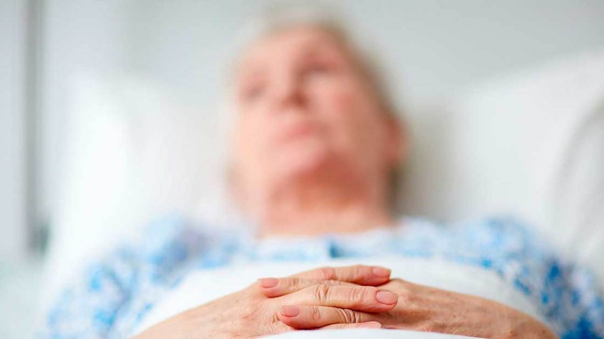 Dos hermanos le dieron una golpiza a su madre y ella pidió ayuda a los gritos ¿cómo está la mujer?