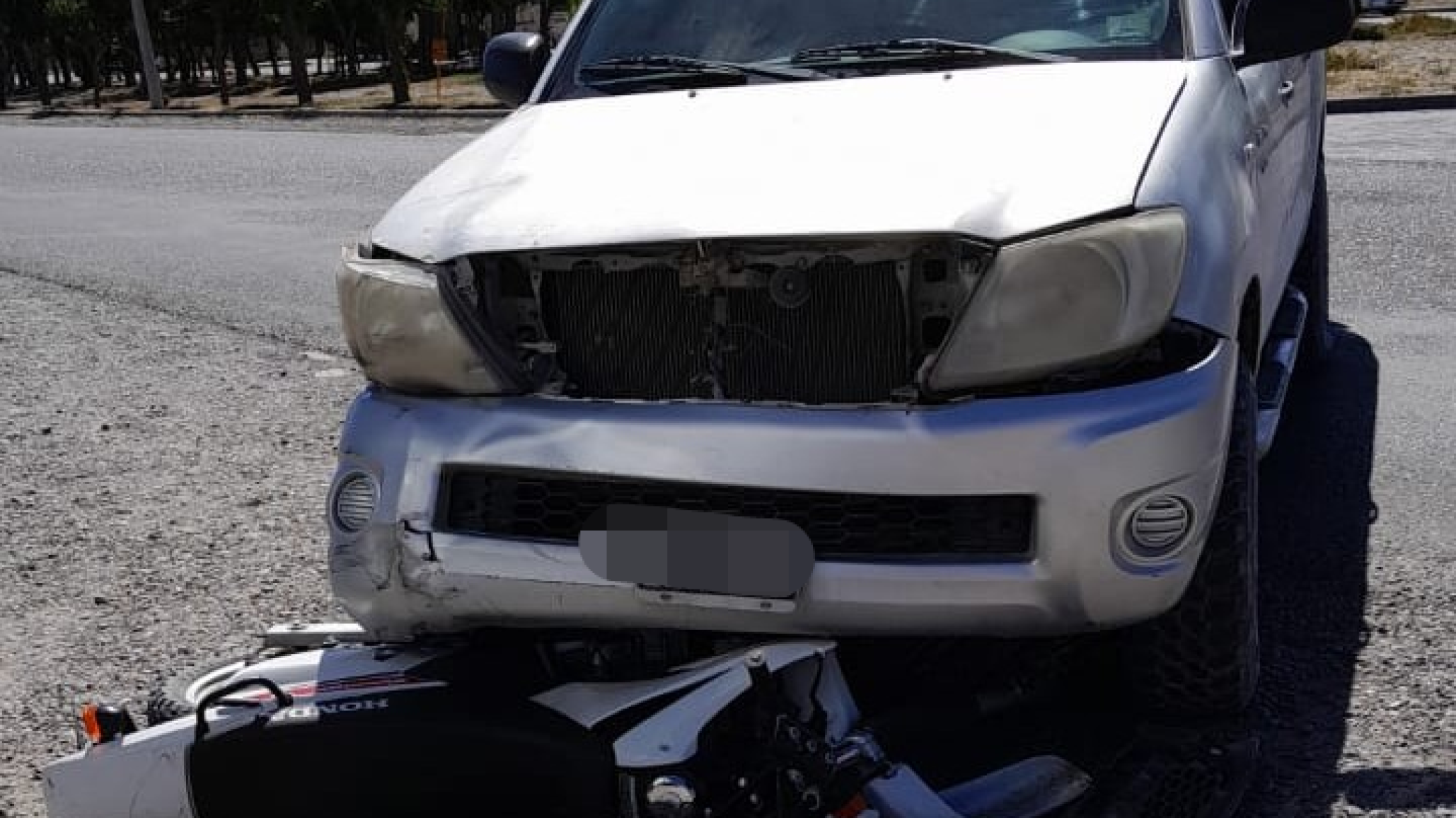Un motociclista, empleado de tránsito fue embestido por una camioneta