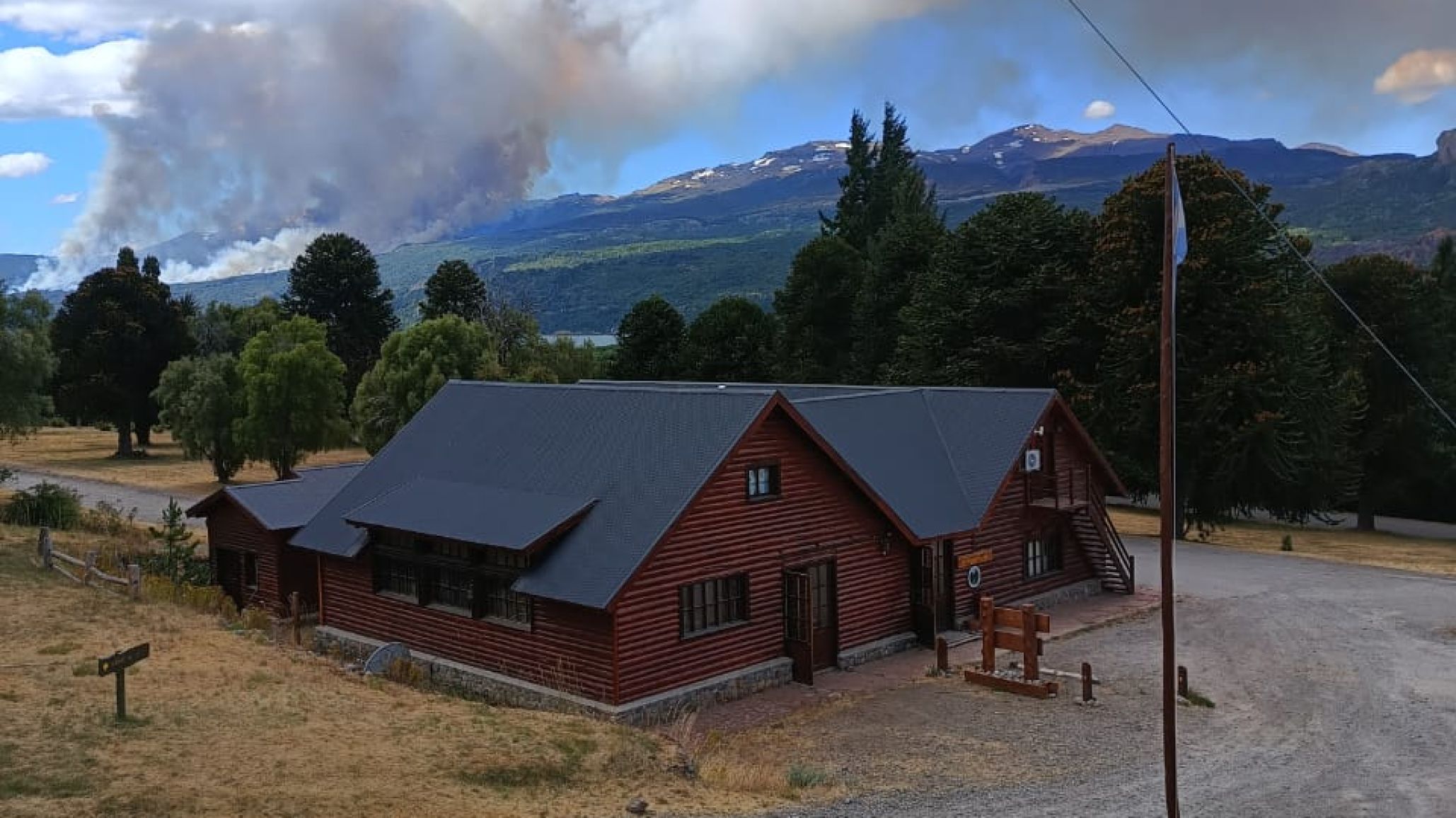 Incendio en Parque Los Alerces: Hay despliegue de recursos y preocupación por la llegada a sectores cercanos a poblaciones