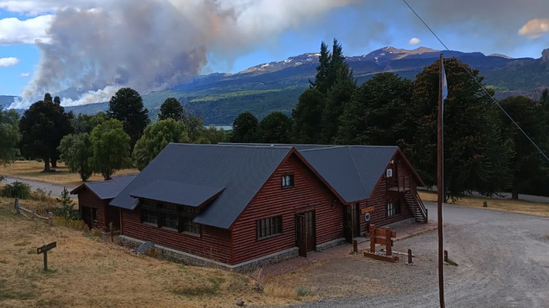 Incendio en Parque Los Alerces: Hay despliegue de recursos y preocupación por la llegada a sectores cercanos a poblaciones