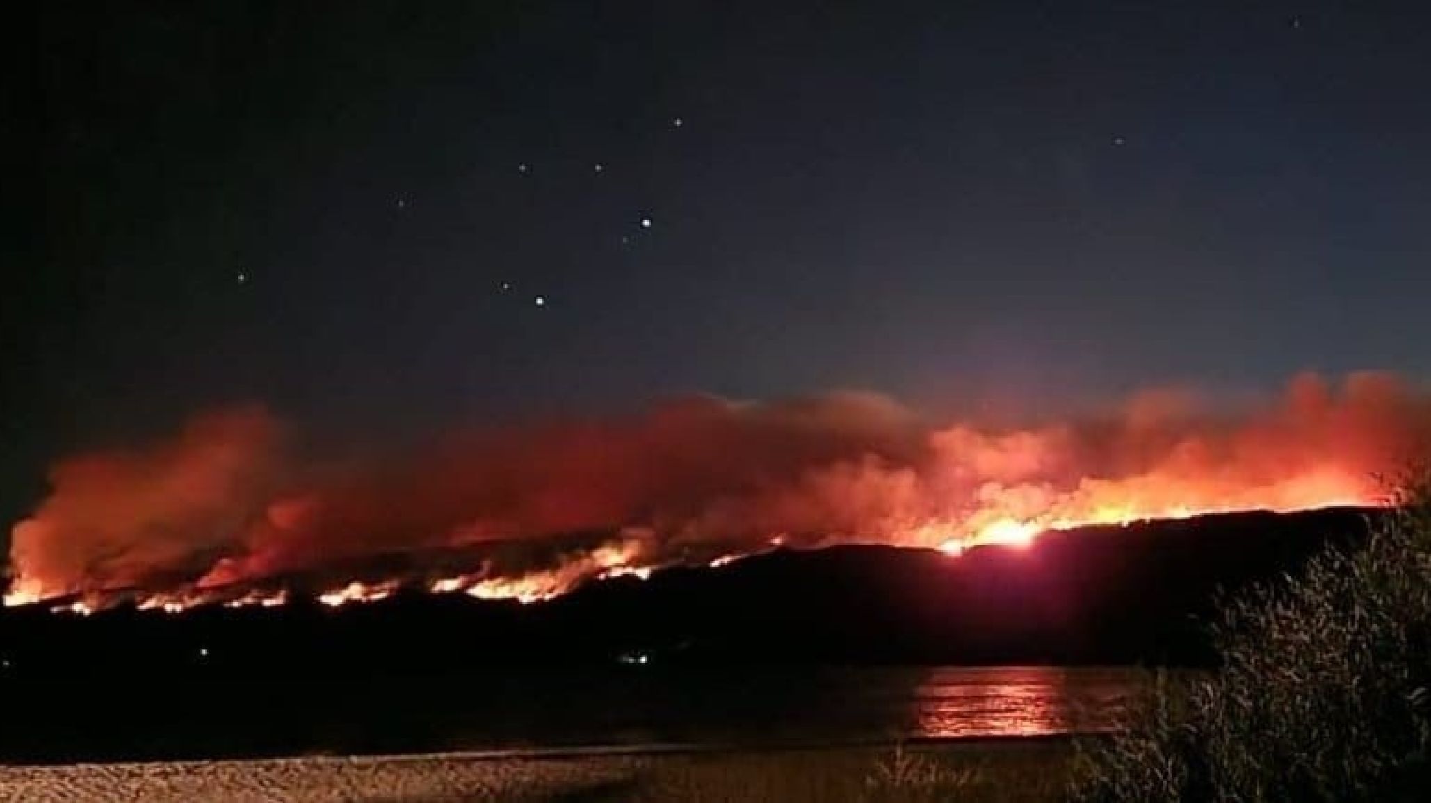 Parque Nacional Los Alerces: m醩 de 1000 hect醨eas consumidas por el fuego y 250 brigadistas en acci髇