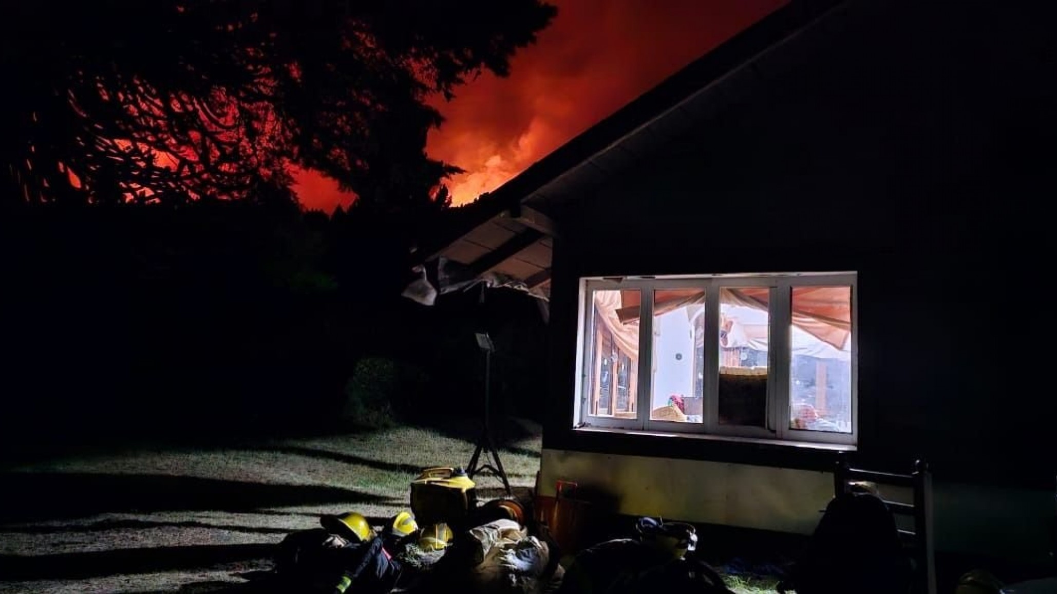 Parque Los Alerces: el fuego ya arrasó 1900 hectáreas y amenaza viviendas