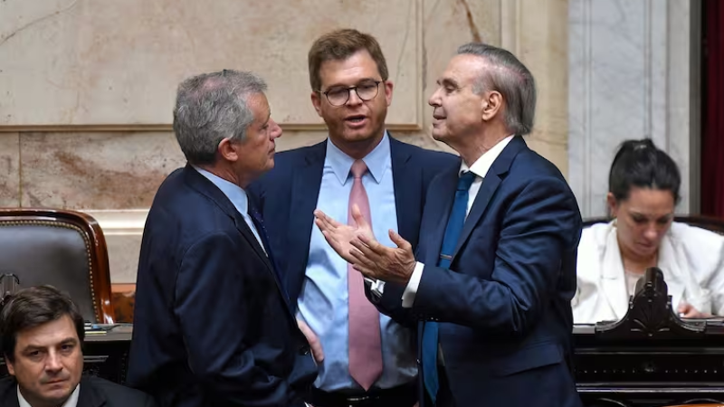 Massot acusó a Milei de "equilibrista" por el nombramiento de Scioli