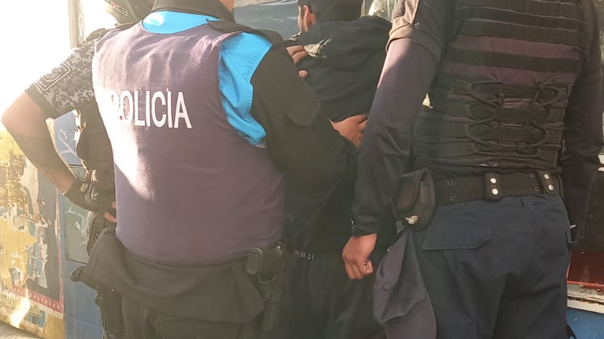 Robó una planchita para el pelo y fue filmado ¿dónde la escondió?