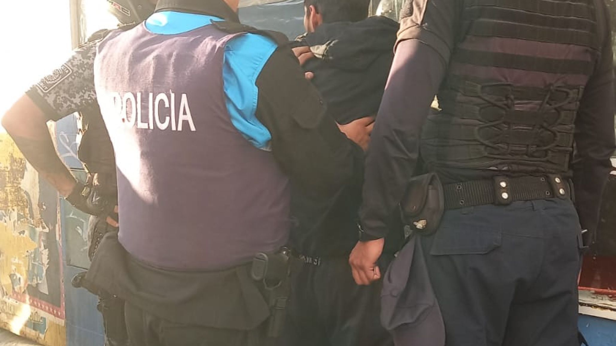 Robó una planchita para el pelo y fue filmado ¿dónde la escondió?