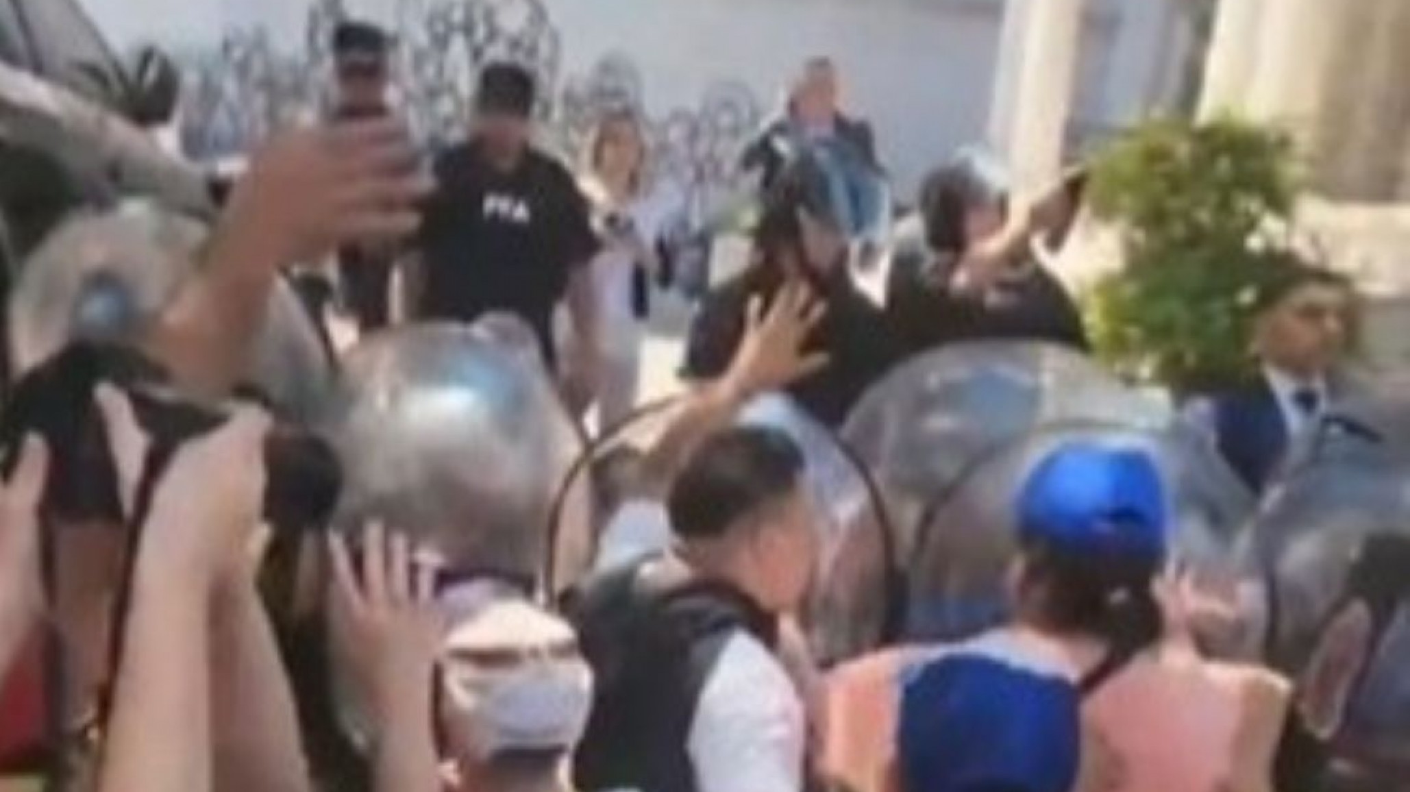 Se anunció recorte en comedores populares y hay tensión afuera del Ministerio de Capital Humano