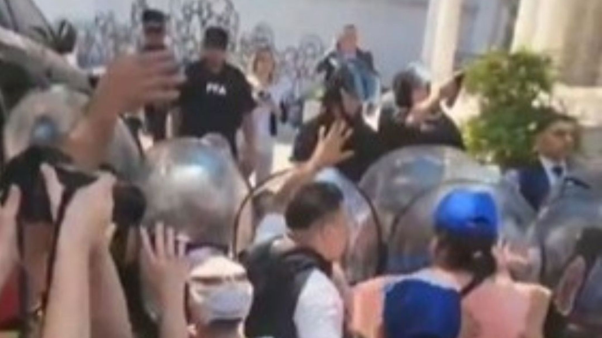 Se anunció recorte en comedores populares y hay tensión afuera del Ministerio de Capital Humano