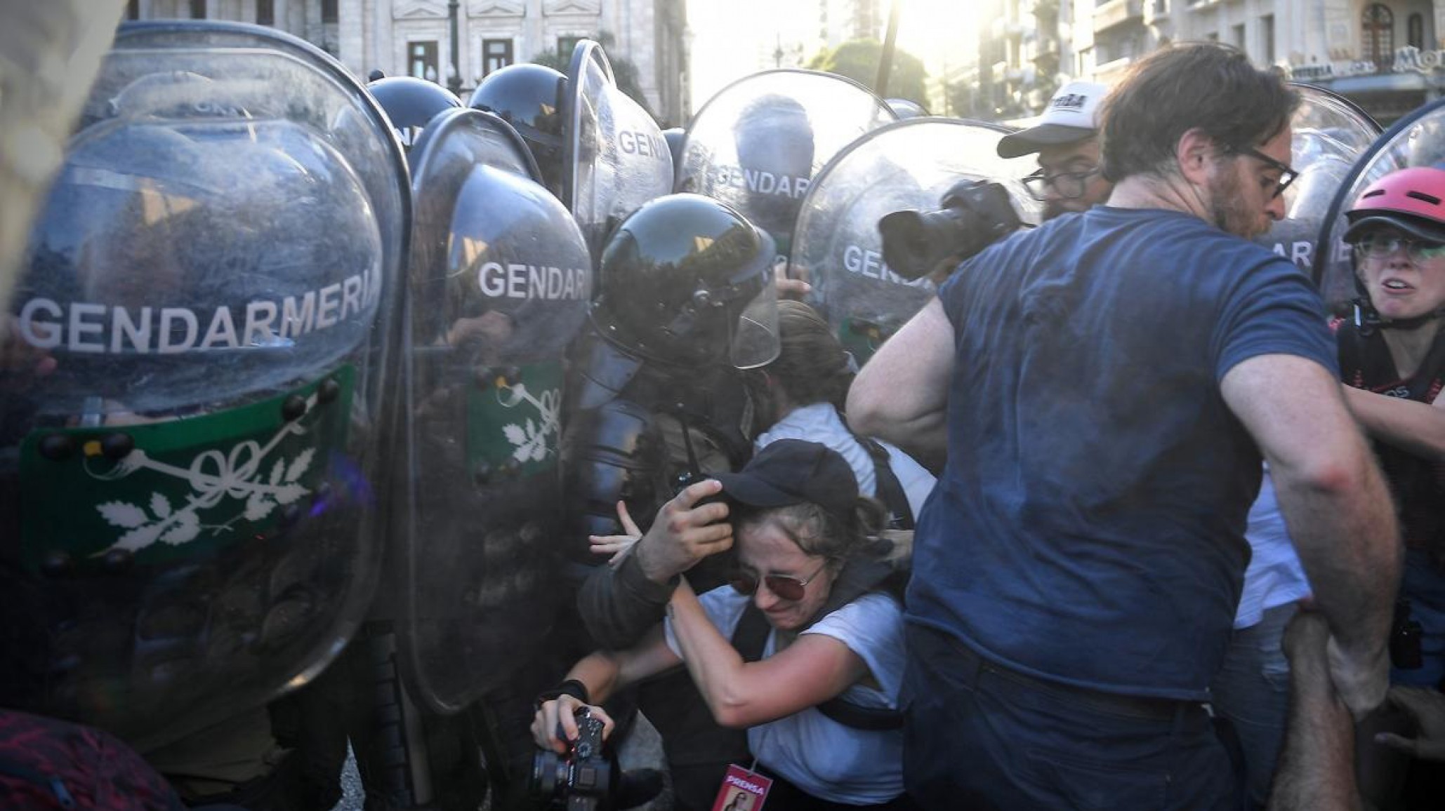 Brutal represión en la vereda del Congreso Nacional: "¿Qué es mejor morir de hambre o morir acá?"