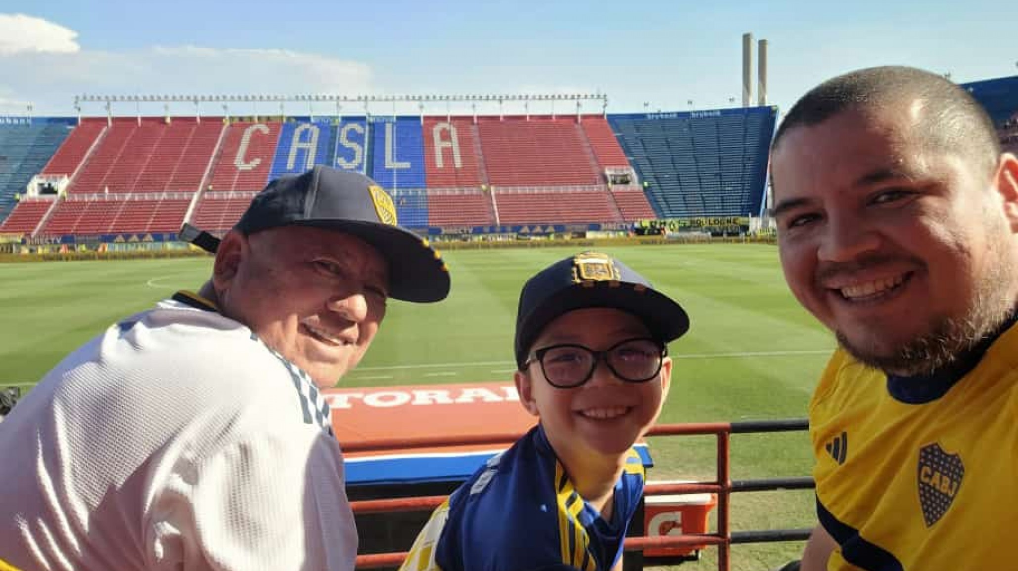 Un nene comodorense cumplió su sueño de entrar a la cancha con los jugadores de Boca