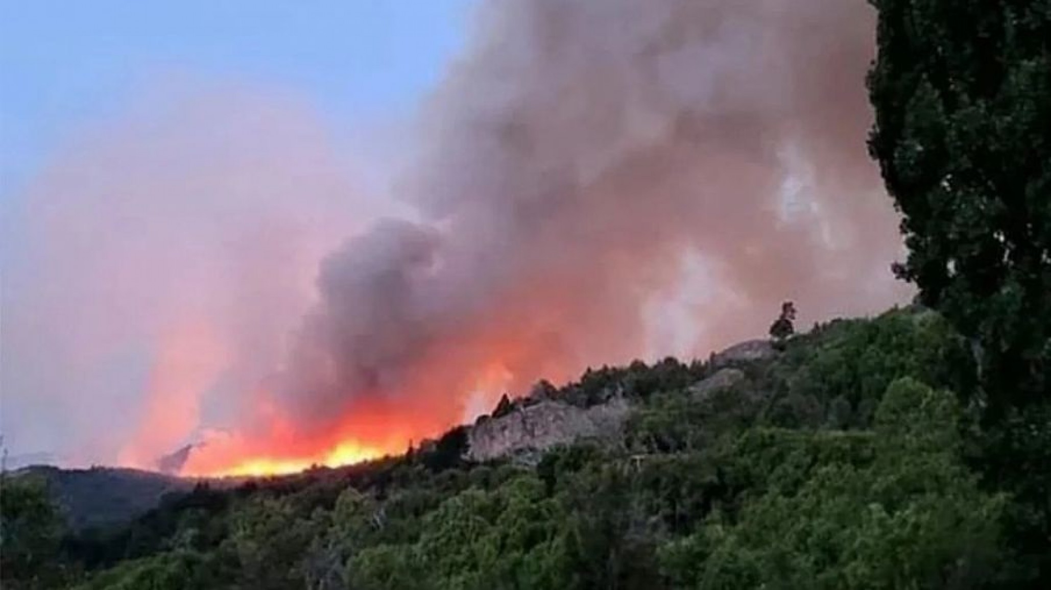 El viento complejiza la lucha contra el incendio en el Parque Los Alerces