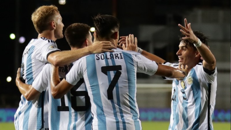 Argentina empató ante Uruguay y clasifica para la próxima fase