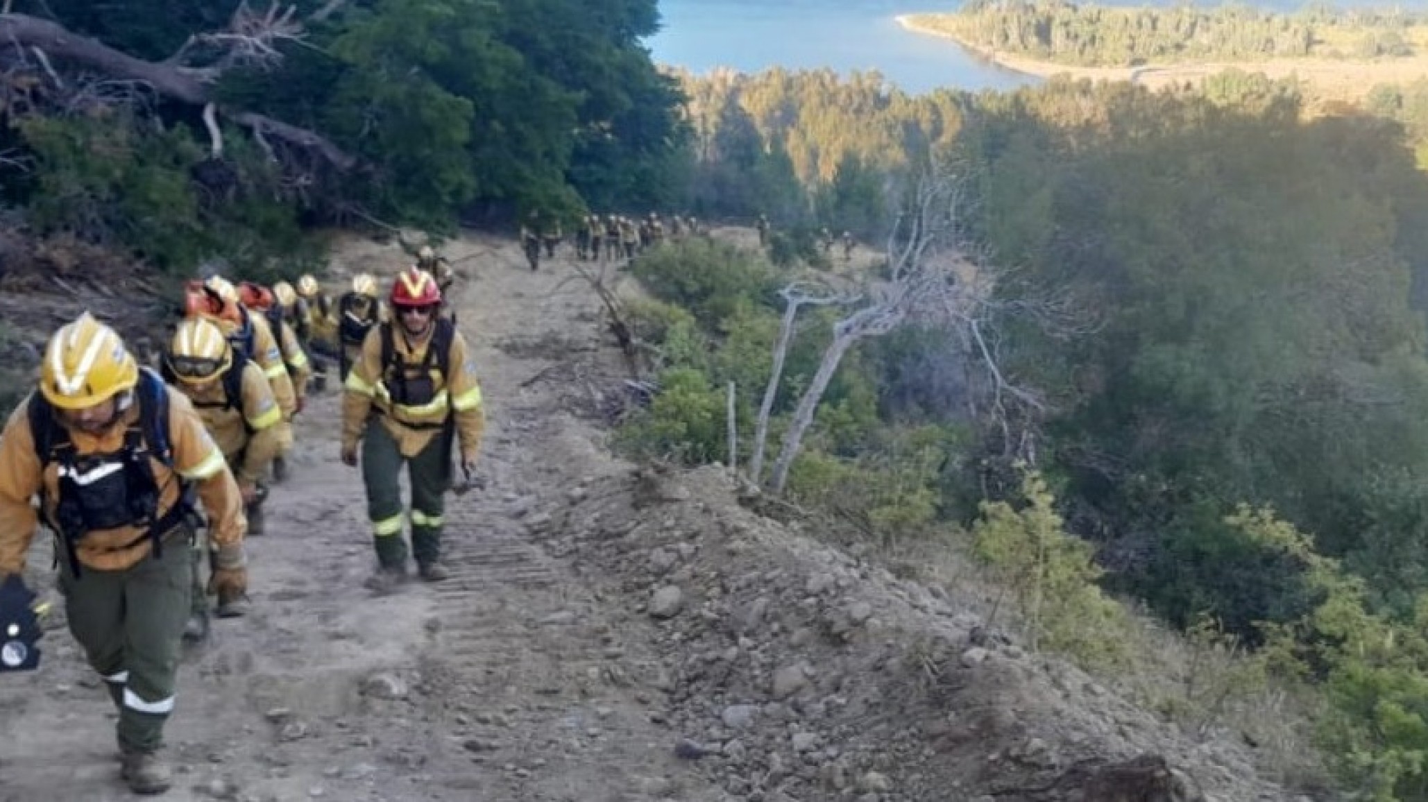 Los Alerces: operativo de evacuación ante el avance incontrolable del incendio