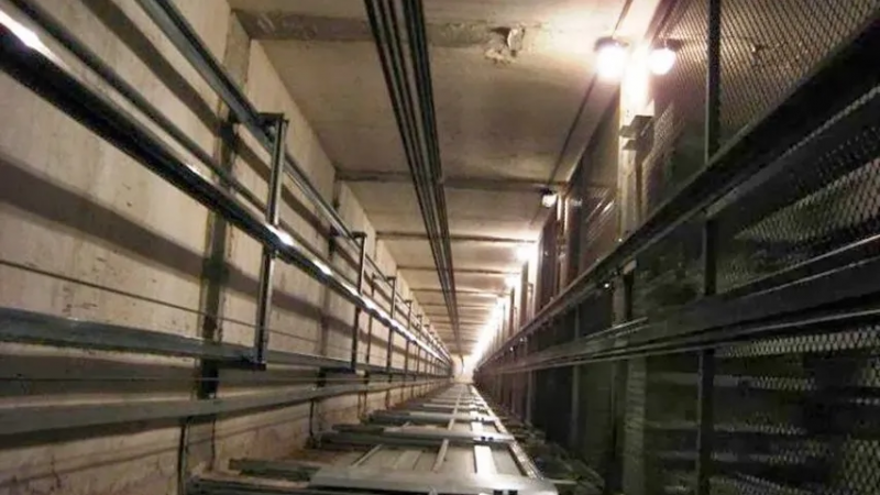 Tragedia: Murió un obrero tras caer por el hueco de un montacarga