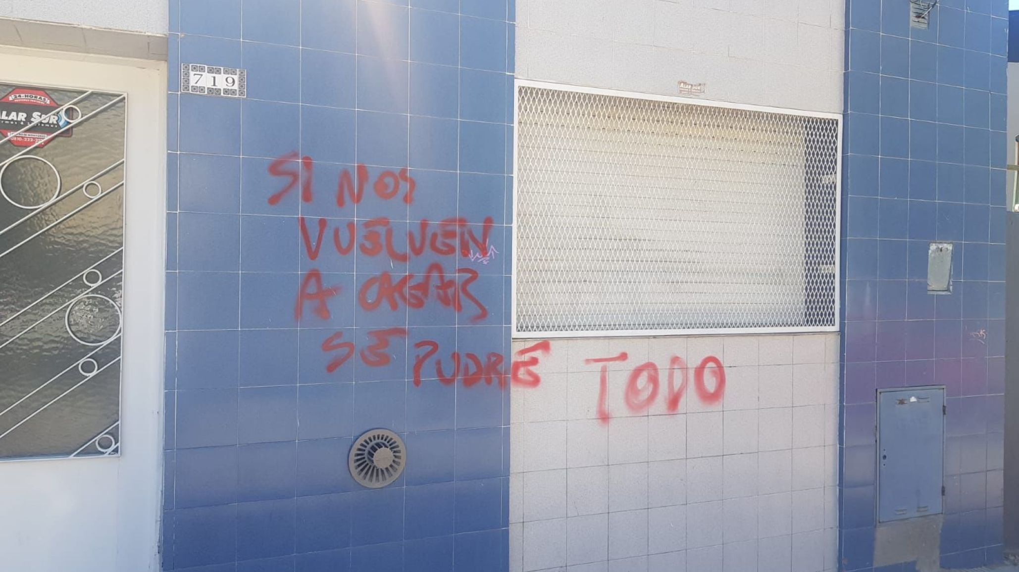 Tras la suspensi髇 del partido entre Jorge Newbery y Deportivo Rinc髇, aparecieron pintadas en la sede de la Liga de F鷗bol