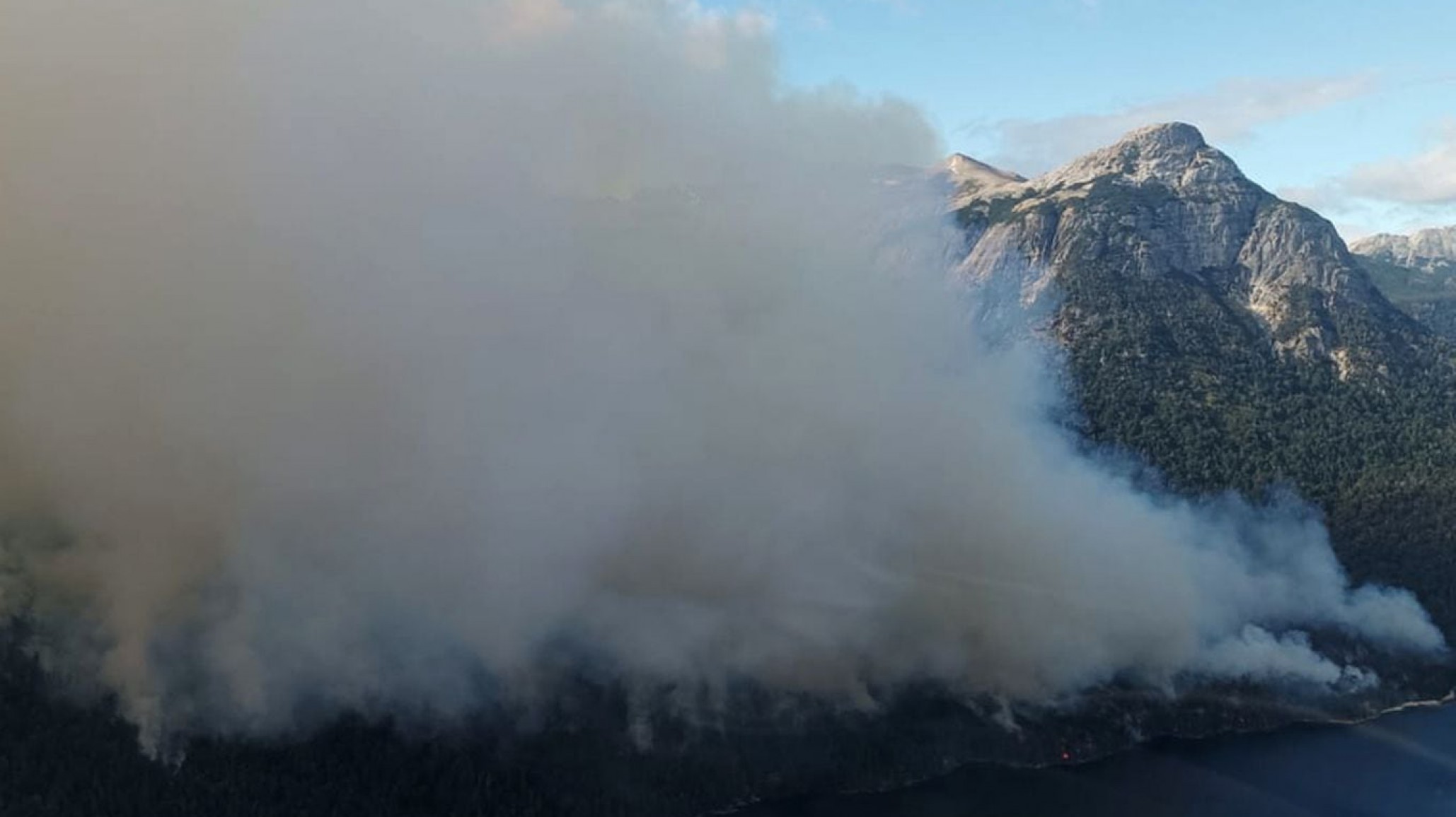 Incendio forestal en Parque Nacional Nahuel Huapi cubrió a Bariloche de humo