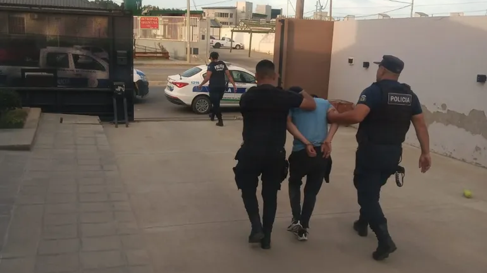 Robó una bicicleta, se escondió en el techo de una casa y lo atraparon