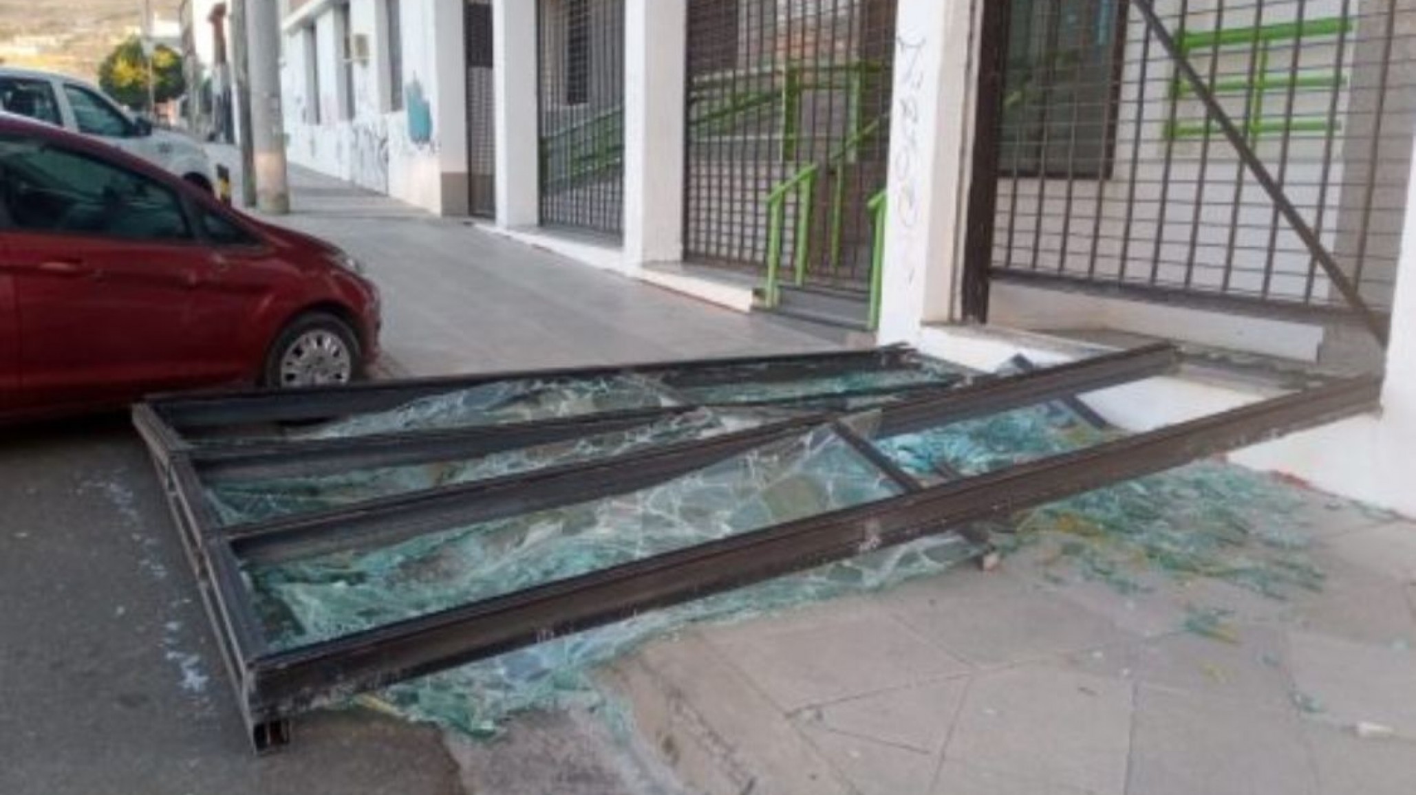 Fuertes ráfagas de viento destrozaron ventanal del edificio de Telefónica