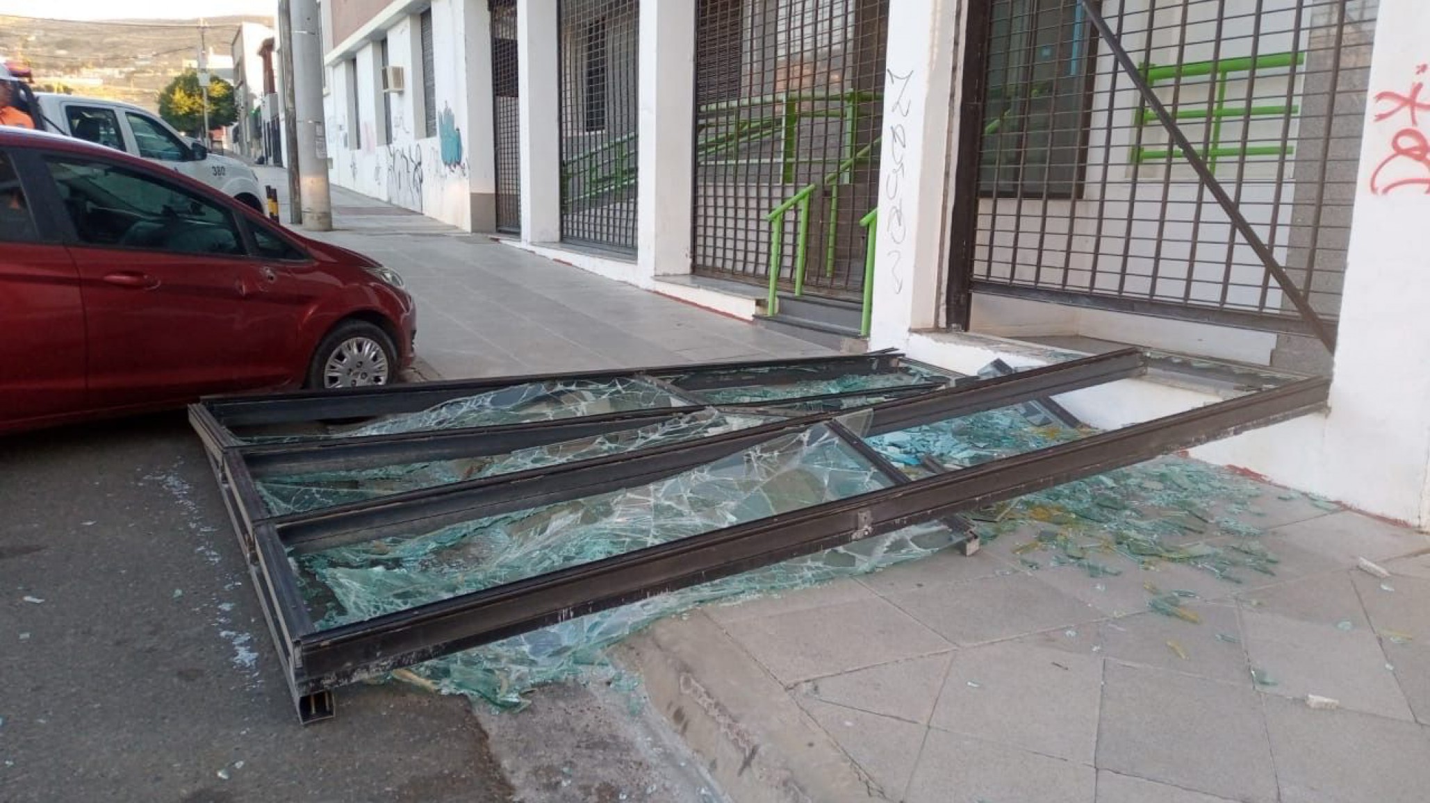 El viento hizo las suyas: Defensa Civil intervino en distintos puntos de Comodoro