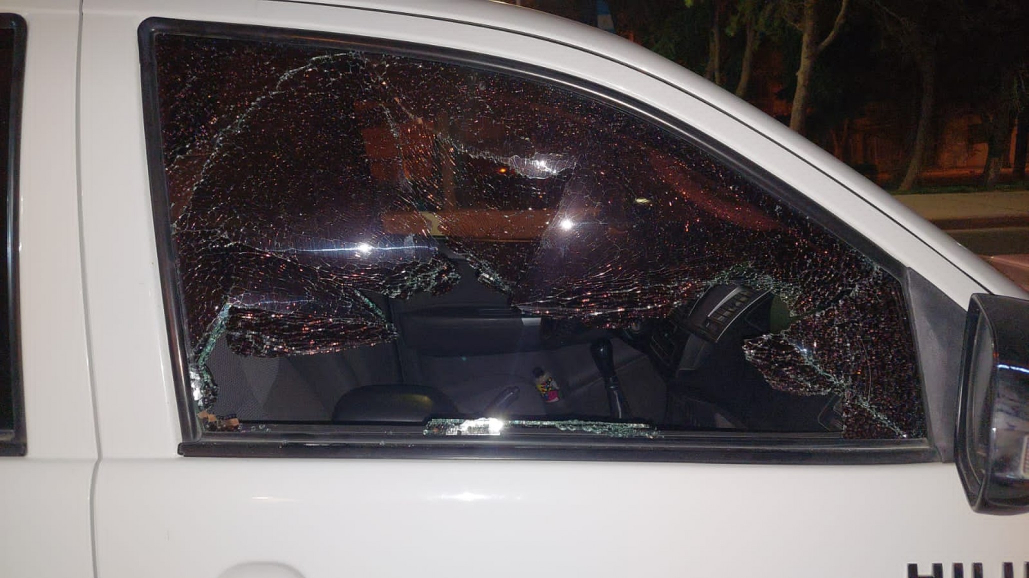 Dos menores rompieron una camioneta y ¿qué se llevaron?