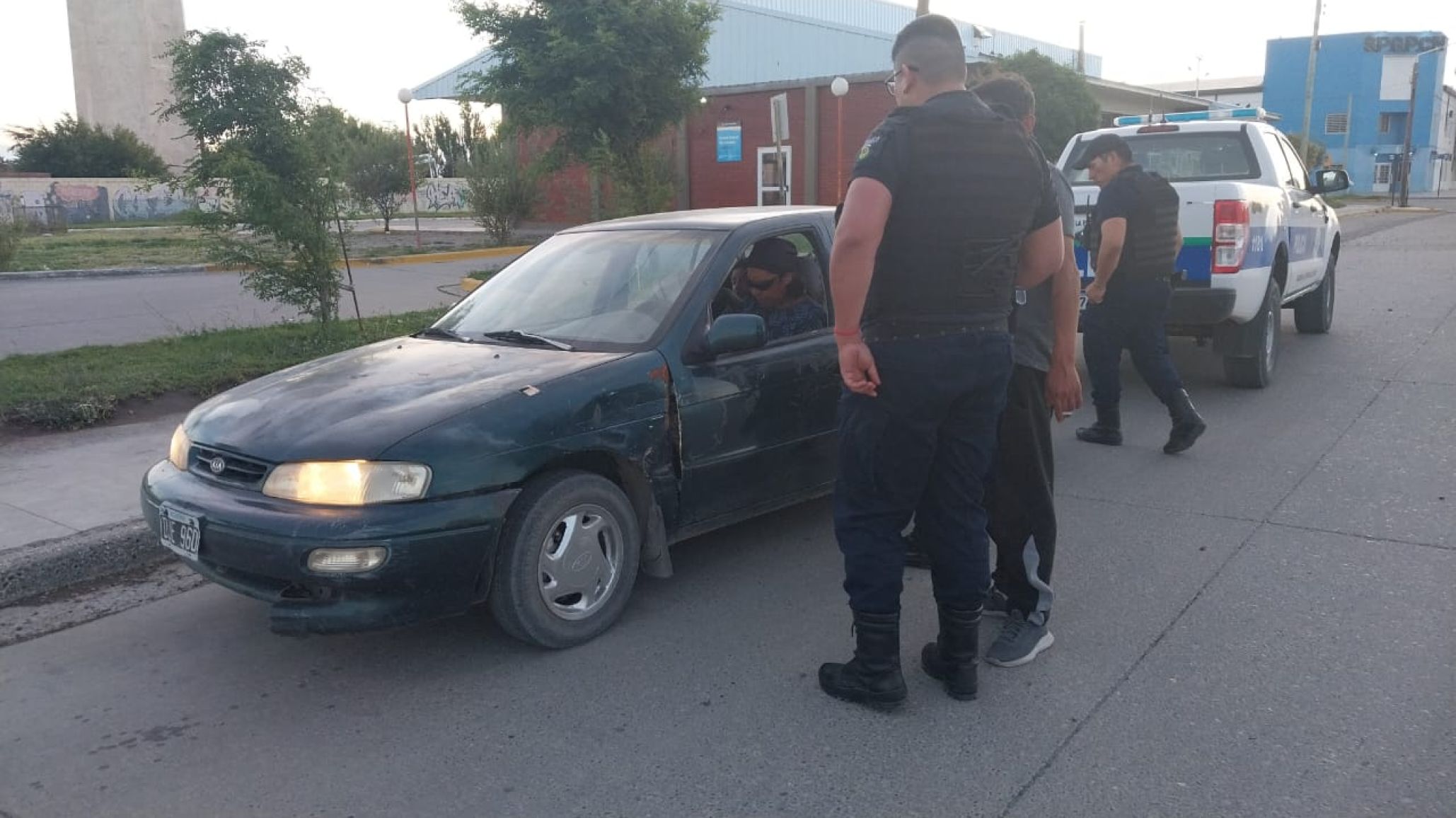 Insólito: Manejaba con 2.28 de alcohol y sin documentación, la novia igual de ebria agredió a la policía