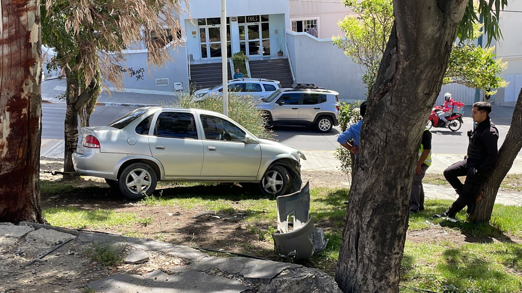 Auto estacionado se quedó sin frenos, chocó a colectivo y se incrustó en un boulevard