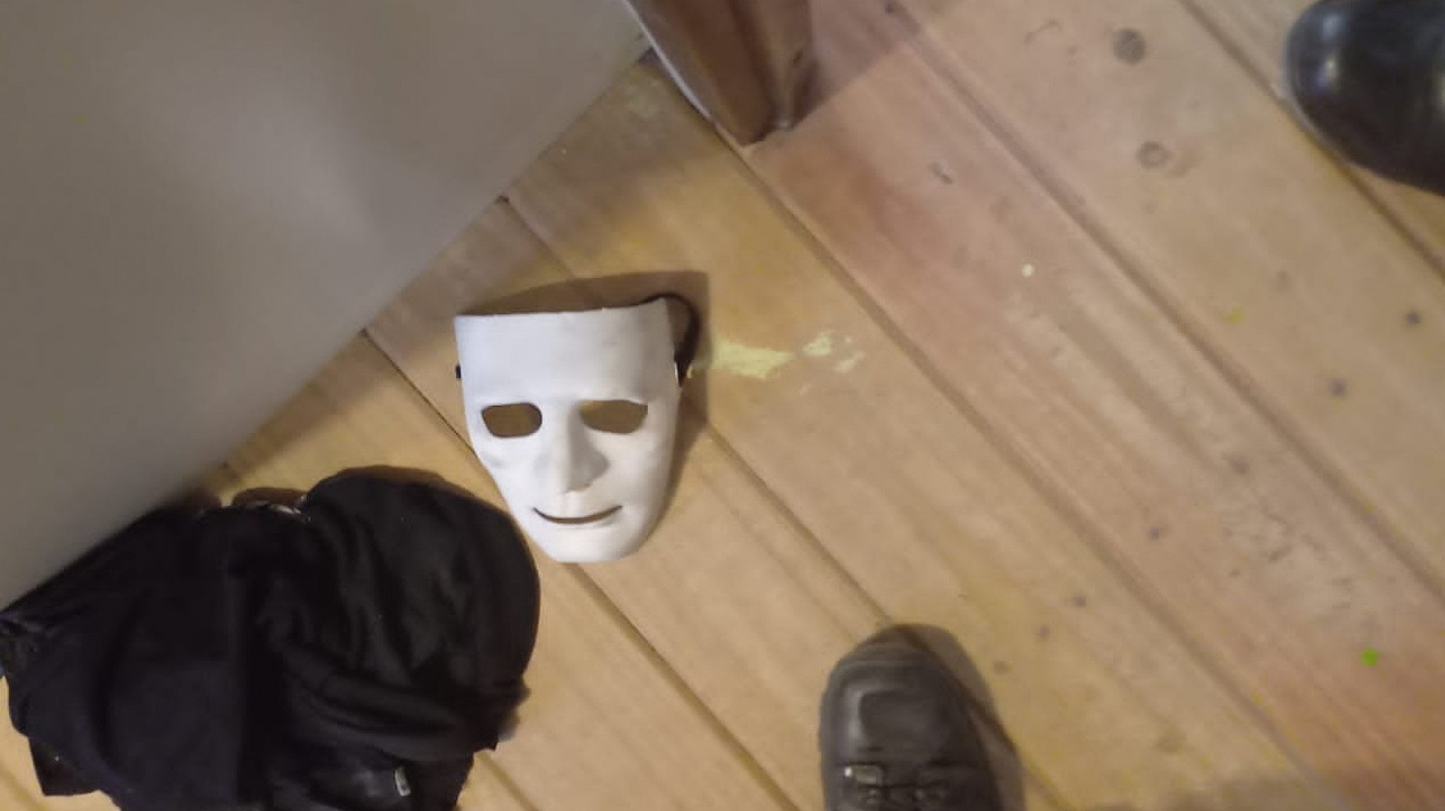 Hallaron la máscara del pirómano que atacó a 6 adolescentes en Rada Tilly