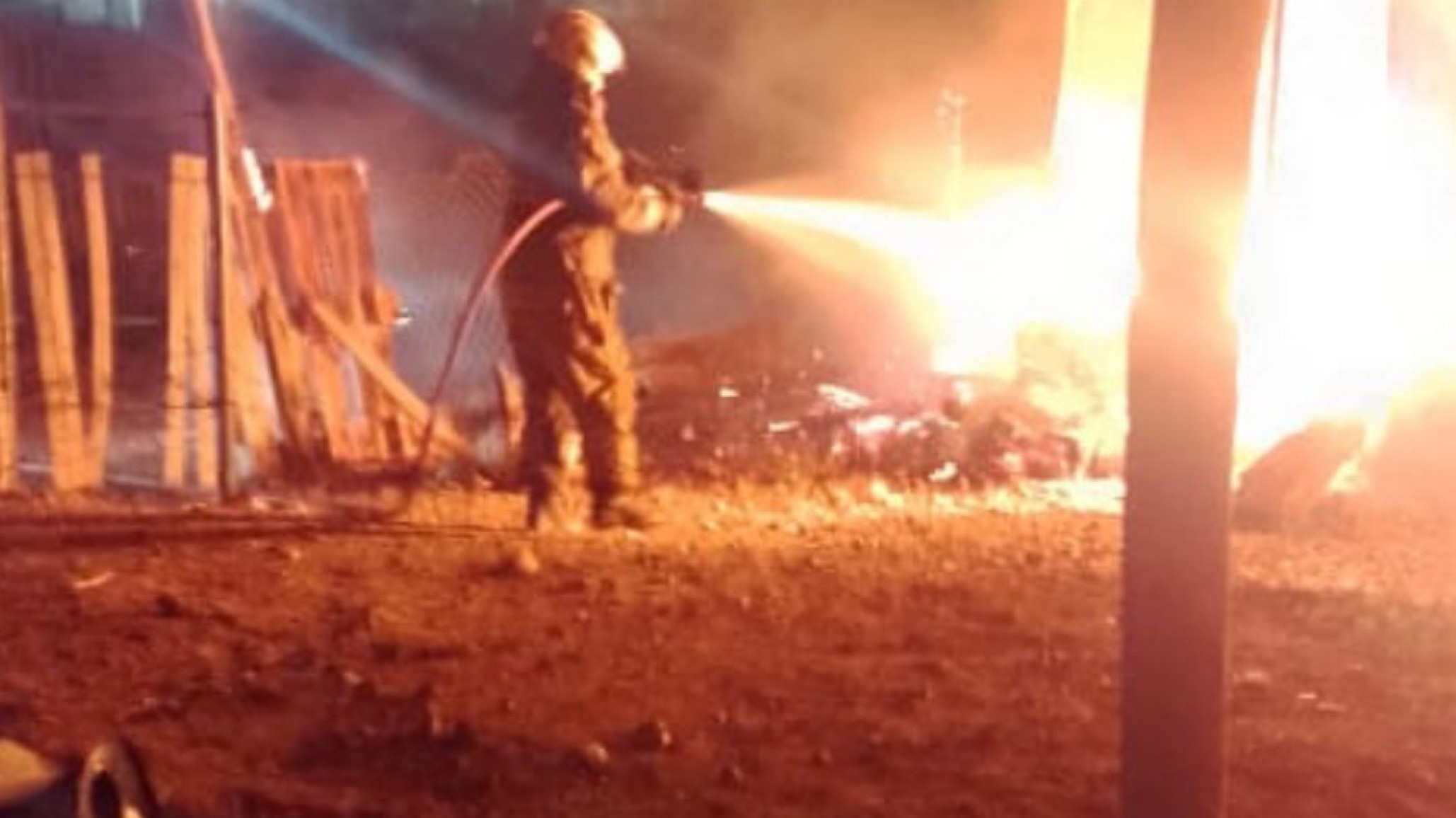 Incendio intencional: La vivienda de policía terminó en llamas