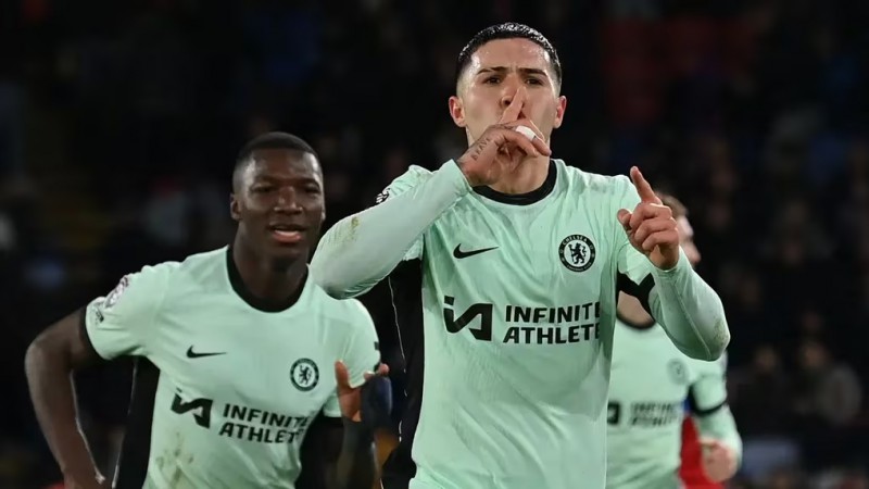 El gesto de Enzo Fernández con un fan de River tras la victoria del Chelsea