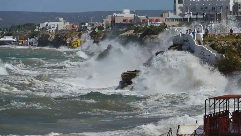 Las Grutas sufre marejadas extraordinarias con olas que superan los 9 metros