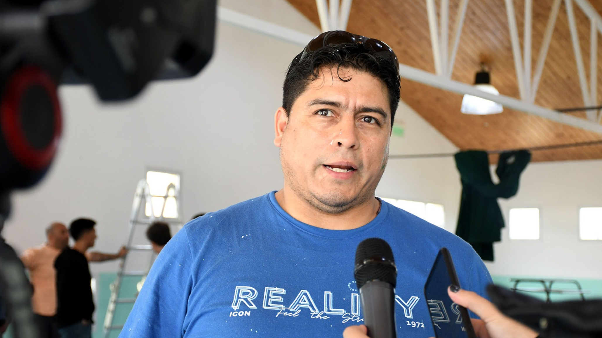 Un gobernador le pidió a sus funcionarios que colaboren con las tareas de mantenimiento de un colegio