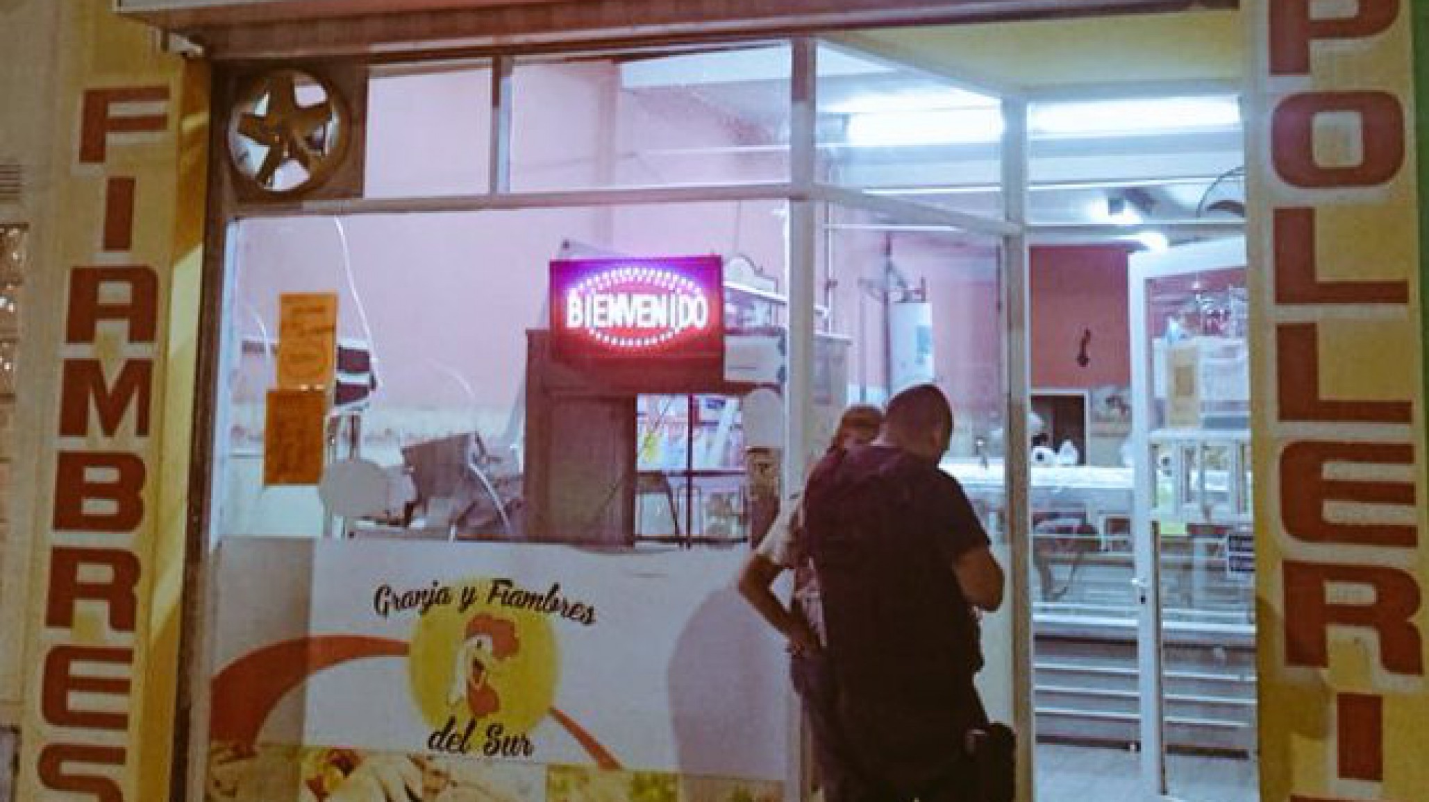 Un empleado de una pollería fue despedido ¿Qué le descubrió el dueño?